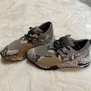 Steve Madden Cliff Sneakers, size 10. NWT